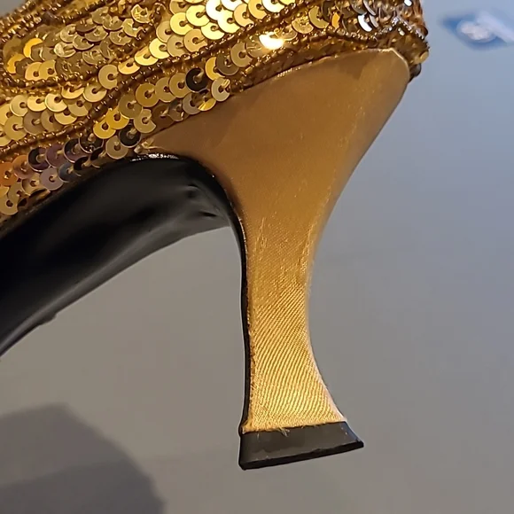 Gorgeous Cabarros gold sequin pumps with approximately 2" satin heels. Size 9.5B - Picture 6 of 9